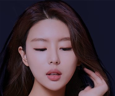 같은 모델 정면 상반신 — 짙은 남색 바탕 작은 사진