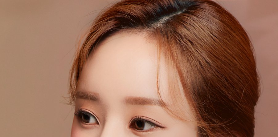 묶은 머리 여성 모델 얼굴 옆모습 — 분홍빛 갈색 바탕