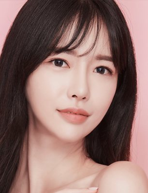 앞머리 있는 긴 머리 여성 모델 얼굴 — 분홍 바탕
