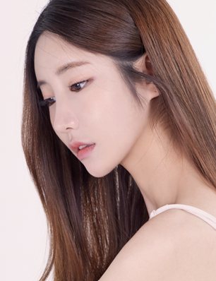 고개 숙인 긴 생머리 여성 모델 옆얼굴 — 밝은 바탕