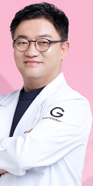 노봉일 원장 — 흰 가운, 팔짱 낀 상반신, 분홍 바탕