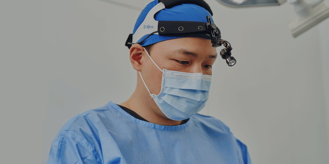 수술모·헤드라이트·마스크를 쓴 집도의