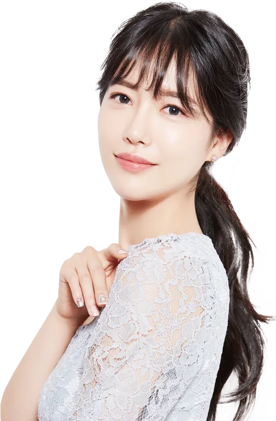 레이스 원피스 차림 앞머리 여성 모델 상반신 — 흰 바탕