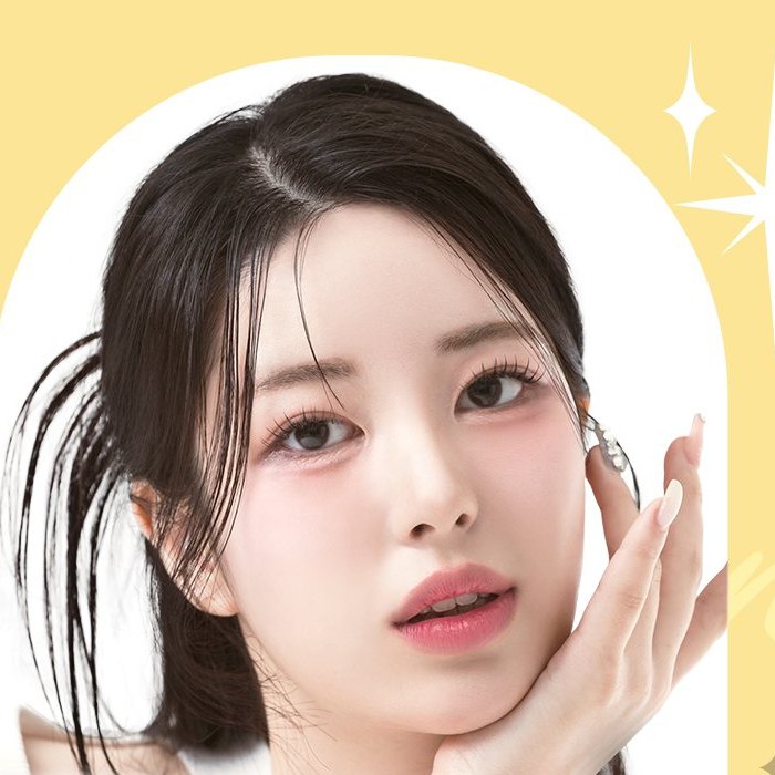 손을 볼에 댄 여성 모델 얼굴 — 노랑 바탕 아치 창