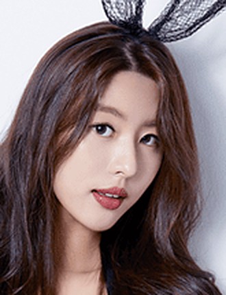 토끼 머리띠를 한 긴 머리 여성 모델 얼굴