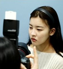 카메라 앞에서 사진 촬영하는 여성 환자