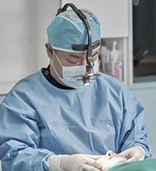 수술실에서 헤드라이트·마스크를 쓴 집도의
